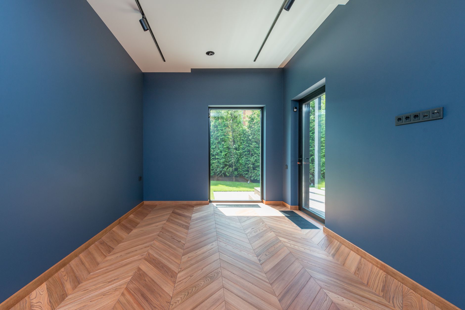 Salon z podłogą w jodłę francuską z dębu